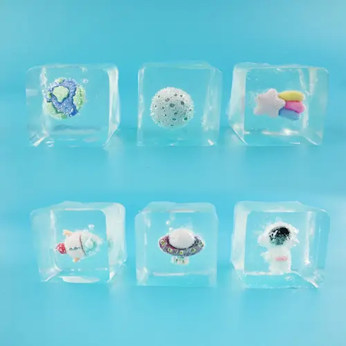 SQUEEZE ICE CUBE SPACE